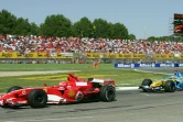La Ferrari de Michael Schumacher devant la Renault de Fernando Alonso, à Imola le 23 avril 2006