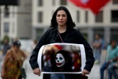 Cynthia Aboujaoude, une manifestante libanaise, tient une photo d'elle grimée en Joker, à Beyrouth le 23 octobre 2019.