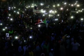 Des manifestants allument des bougies en hommage aux personnes tuées lors de la dispersion d'un sit-in, le 13 juillet 2019 à Khartoum 