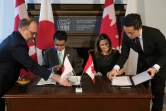 La ministre canadienne des Affaires étrangères Chrystia Freeland et son homologue japonais Taro Kono, signent un accord, le 21 avril 2018 à Toronto
