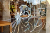 Un impact de balle sur la devanture d'un magasin Apple d'Amsterdam le 23 février 2022
