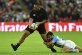 Le pilier des All Blacks Charlie Faumuina plaqué par un joueur argentin, le 20 septembre 2015 à Wembley