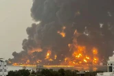 Une photo fournie par le Centre des médias des rebelles houthis montre un énorme incendie après des frappes sur la ville portuaire de Hodeida, tenue par les Houthis dans l'ouest du Yémen, le 20 juillet 2024