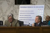 Les sénateurs Sheldon Whitehouse (G) et Dick Durbin (D) participent à une réunion au Congrès consacrée à la "désinformation russe en ligne" pour influencer la présidentielle américaine de 2016, le 31 octobre 2017 à Washington