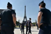 Des policiers patrouillent à l'entrée de la fan zone, le 9 juin 2016 à Paris