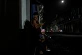 Des habitants sur le pas de porte d'une maison à La Havane pendant une panne générale de courant à Cuba, l e 14 mars 2025