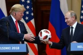 Vladimir Poutine offre un ballon de foot à Donald Trump lors d'un sommet à Helsinki, le 16 juillet 2018