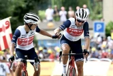 Le Français Kenny Elissonde et son coéquipier néerlandais Bauke Mollema, 2e et 3e à l'arrivée de la 11e étape du Tour de France, disputée entre Sorgues et Malaucène, le 7 juillet 2021