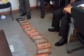 L'aristocrate britannique, Jack Alexander Wolf Marrian (D), face aux 100 kilos de cocaïne, le 11 novembre 2016 au siège du Département d'enquête criminelle de Nairobi