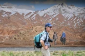 Un homme passe le 3 juin 2022 devant un cliché du photographe afghan Wakil Kohsar exposé à La Gacilly dans le cadre de la 19e édition du festival photo en plein air de la commune