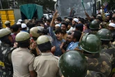 Des policiers devant des manifestants en Inde qui se rassemblent dans la rue malgré l'interdiction pour protester contre la nouvelle loi sur la citoyenneté, à Bangalore le 19 décembre 2019