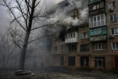 De la fumée s'échappe d'un immeuble à Sloviansk, dans le Donbass, en Ukraine, le 14 avril 2023, après une attaque aux missiles