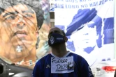 Un supporter de l'équipe Gimnasia y Esgrima La Plata, entraînée par Diego Maradona, devant la clinique où ce dernier a été admis, à La Plata (Argentine), le 3 novembre 2020