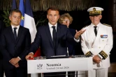 Le président Emmanuel Macron (C) s'exprime le 23 mai 2024 à Nouméa aux côtés du ministre de l'Intérieur Gérald Darmanin (G) et du Haut-commissaire de la République en Nouvelle-Calédonie Louis Le Franc