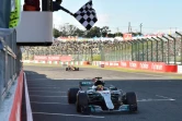 Le Britannique Lewis Hamilton (Mercedes) franchit en vainqueur la ligne d'arrivée du GP du Japon, le 8 octobre 2017 à Suzuka