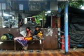 Des personnes attendent à un arrêt de bus à Kolkata en Inde, le 23 juillet.  