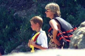 La princesse de Galles Lady Diana avec son fils Harry, le 14 juillet 1997, en vacances dans la propriété du cheik Al Fayed à Saint-Tropez
