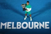 Le Serbe Novak Djokovic avec son trophée après avoir remporté l'Open d'Australie 2021, le 21 février 2021 à Melbourne