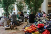 Des Israéliens évacués de kibboutzim près de la frontière avec Gaza reçoivent des dons de vêtements dans un hôtel de la région de la Mer Morte, le 9 octobre 2023