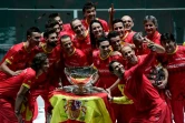 L'Espagnol Rafael Nadal prend un selfie, entouré de ses coéquipiers et de l'encadrement de l'équipe d'Espagne, après avoir remporté la Coupe Davis face au Canada, le 24 novembre 2019 à Madrid