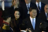 Le président chinois Xi Jinping (d) et son épouse Peng Liyuan à leur arrivée à l'aéroport de Buenos Aires, le 29 novembre 2018 en Argentine