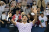 Le Suisse Roger Federer salue le public après sa victoire face à l'Argentin Diego Schwartzman au 2e tour du tournoi de Shanghai, le 11 octobre 2017 