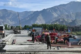 Des ouvriers construisent une route à Lhassa dans la région autonome du Tibet, le 2 juin 2021