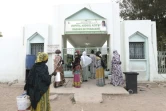 Des familles devant l'hôpital où ont péri 11 nouveaux-né dans un incendie, le 26 mai 2022 à Tivaoune, au Sénégal