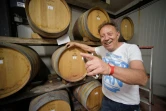 Le viticulteur Luigi Cataldi Madonna pose devant des barils de vin à Ofena, le 31 Mai 2016