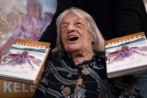 La championne olympique hongroise Agnes Keleti tient deux exemplaires de sa biographie, parue pour son centième anniversaire, le 6 novembre 2020 à Budapest