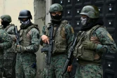 Des soldats au soutien des forces de police devant la prison d'El Inca à Quito, le 8 janvier 2024