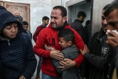 Des membres de la famille de Palestiniens tués lors de bombardements israéliens pleurent leurs proches à l'hôpital européen de Khan Yunis, dans le sud de la bande de Gaza, le 6 janvier 2024