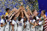 L'équipe de football féminine américaine brandit la Coupe du monde qu'elle vient de remporter, près de Lyon (France) le 7 juillet 2019