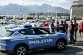 Des policiers italiens dans le port de Porticello pendant les recherches de six passagers disparus d'un voilier qui a coulé au large de la Sicile, le 19 août 2024
