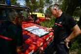 Des pompiers étudient une carte du département des Bouches-du-Rhône, le 25 juillet 2023 à Gardanne