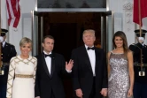 Donald Trump et son épouse Melania Trump accueillent Emmanuel Macron et son épouse Brigitte Macron à leur arrivée au dîner à la Maison Blanche  à Washington, DC, le 24 avril 2018.
