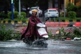 Un homme à moto dans une rue inondée après le passage du typhon Mangkhut, le 17 septembre 2018 à Yangjiang, dans la province chinoise du Guangdong