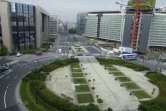 Vue du rond-point Schuman devant le siège de la Commission européenne (d) et l'immeuble "Justus Lipsius" (g), le 12 septembre 2000 à Bruxelles