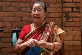 Champa Devi Tuladhar tricote pendant une interview avec l'AFP, le 6 août 2020 à Katmandou, au Népal