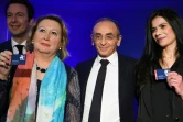 Eric Zemmour (c), candidat Reconquête! à la présidentielle, et les 100.000e et 100.001e membres de son parti, Corinne Marchand (g) et Jamila Allaoui, le 14 février 2022 à Paris