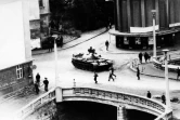 Un char fonce sur des manifestants pendant le printemps de Prague, en août 1968