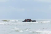 Des migrants sur un canot pneumatique tentent de traverser la Manche, après avoir quitté la plage d'Ecault à Saint-Etienne-au-Mont, dans le nord de la France, le 30 octobre 2024