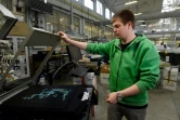 Un employé de l'entreprise OP Tiger imprime sur un T-shrit un plan dessiné par Matej Hosek, un écolier tchèque atteint du syndrome d'Asperger, le 2 février 2018 à Prague