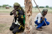 Des membres du comité de vigilance "Pala-Coton Tchad", arcs et lances à la main, s'entraînent dans une forêt de Pala, dans le Mayo-Kebbi Ouest, le 15 juin 2024 au Tchad