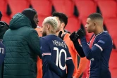 L'attaquant français de l'Istanbul Basaksehir, Demba Ba (g), discute avec les attaquants du Paris-SG, Kylian Mbappé (d) et Neymar, après l'interruption du match de groupes de la Ligue des champions contre le Paris-SG, au Parc des Princes, le 8 décembre 2020