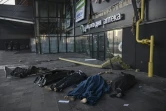 Les corps de militaires ukrainiens victimes du bombardement du centre commercial Retroville, à Kiev le 21 mars 2022