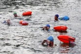 Un groupe de nageurs dans la Seine à L'Ile-Saint-Denis, en Seine-Saint-Denis, le 2 juillet 2023
