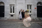 La ressortissante irlandaise Sarah Ann (d) et sa compagne britannique Naomi Little posent avec leur alliance après s'être mariées à Gibraltar, le 24 novembre 2020