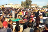 Des victimes de l'attaque contre une mosquée de l'est de l'Egypte transportées sur des brancards le 24 novembre 2017