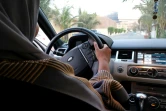 Une Saoudienne assise au volant d'une voiture dans les rues de Jeddah, le 27 septembre 2017